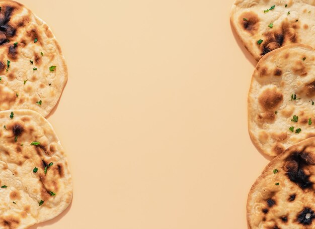 Foto pão plano em fundo de creme naan espaço de cópia