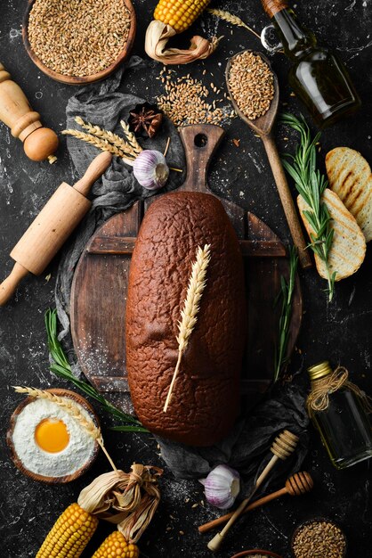 Foto pão preto caseiro acabado de cozer a partir de centeio e farinha vista superior estilo rústico