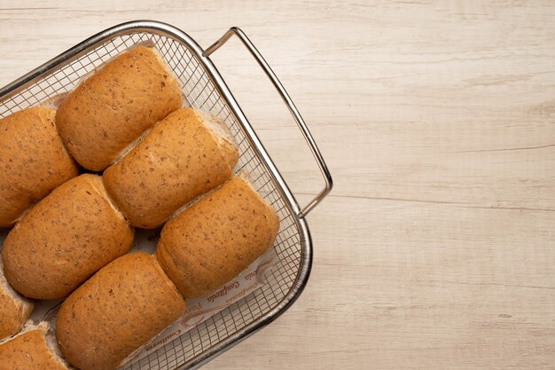 Pão preto em uma cesta.