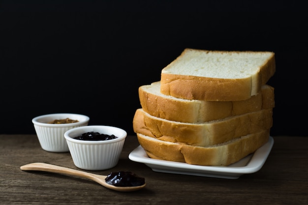 Pão preto na madeira