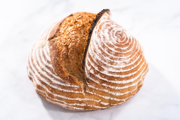 Pão recém-assado de pão de fermento de trigo com marcas da cesta à prova de pão