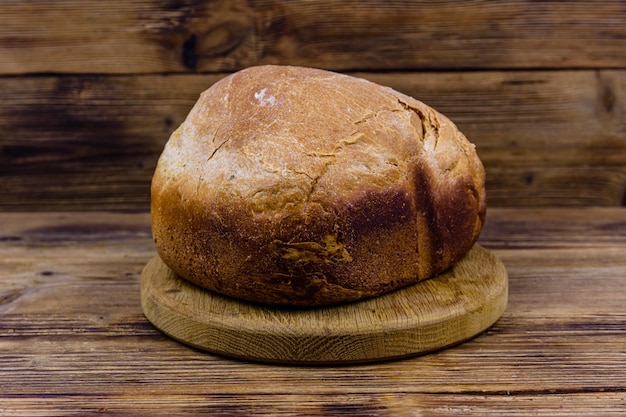 Pão recém-assado em uma mesa de madeira