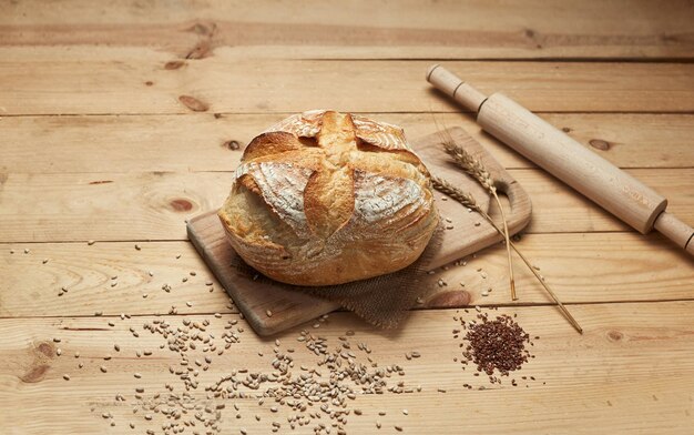 Pão recém-assado Pão de pão sobre fundo de madeira closeup Pão com fermento Pão sem fermento