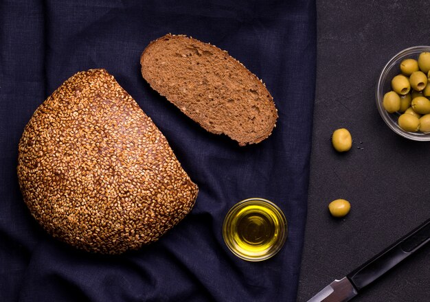 Pão redondo com sementes de gergelim em linho azul