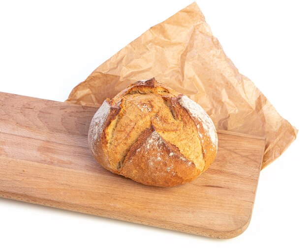 Pão redondo tradicional com tábua em fundo branco