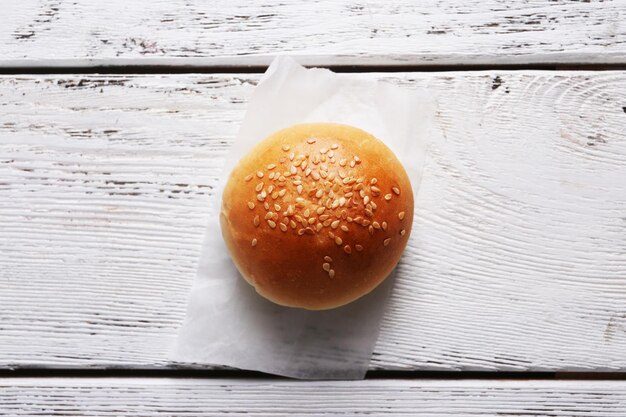 Pão saboroso com gergelim na cor de fundo de madeira