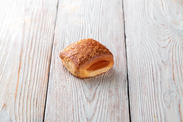 Pão saboroso recém-assado em uma mesa de madeira branca Produtos assados saborosos direto da padaria