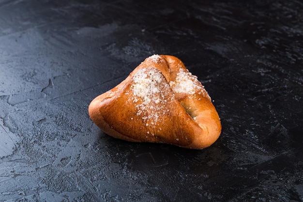 Pão saboroso recém-assado em uma mesa escura Produtos assados saborosos direto da padaria Fundo preto