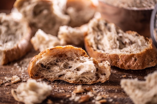 Pão seco pronto para moer na farinha de rosca