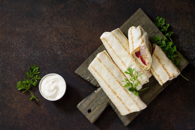 Pão sírio com frango grelhado e vegetais frescos