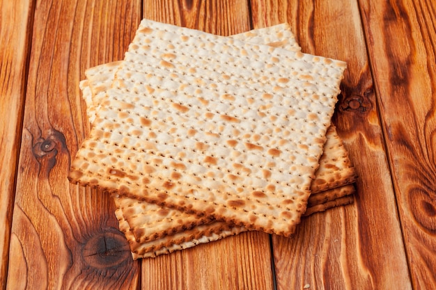 pão sírio matzo para celebrações de feriado judaico em cima da mesa