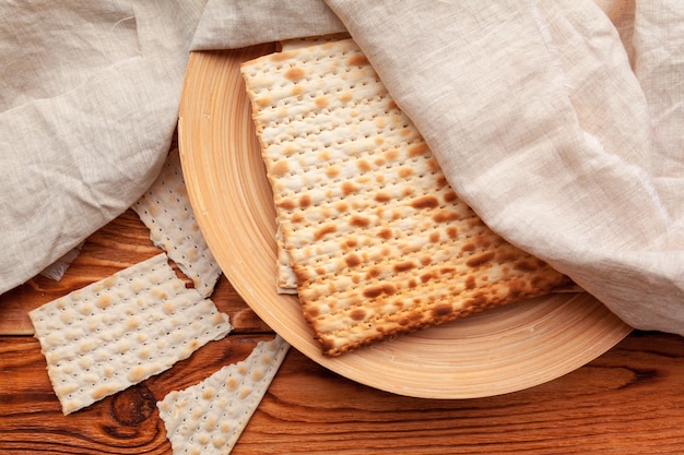 Foto pão sírio matzo para celebrações de feriado judaico em cima da mesa