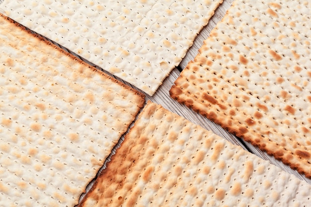 Pão sírio matzo para celebrações de feriado judaico em cima da mesa