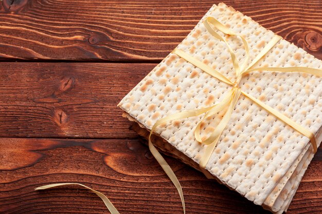 Pão sírio Matzo para celebrações de feriado judaico em cima da mesa