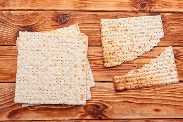 Pão sírio Matzo para celebrações de feriado judaico em cima da mesa