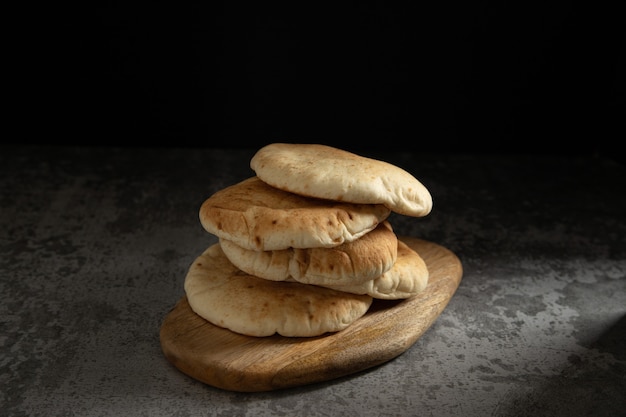 Pão sírio, pão sírio macio assado em fundo escuro