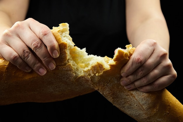 Pão sourdough em mãos femininas