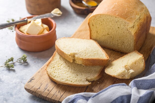 Pão torrado caseiro fresco e fatias com azeite, manteiga e azeitonas verdes, vista superior. Cozimento