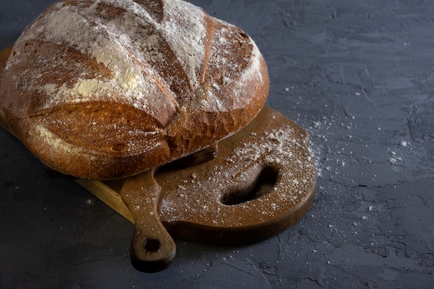 Pão torrado caseiro fresco em um pão francês de fundo de madeira