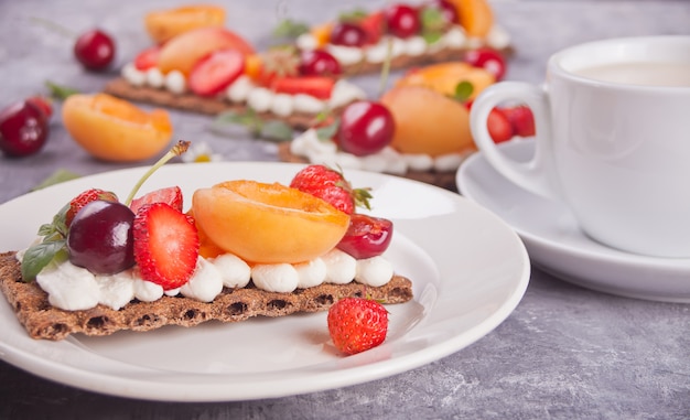 Pão torrado com cream cheese, frutas e bagas