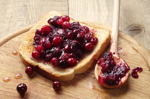 Pão torrado com geléia de cranberry