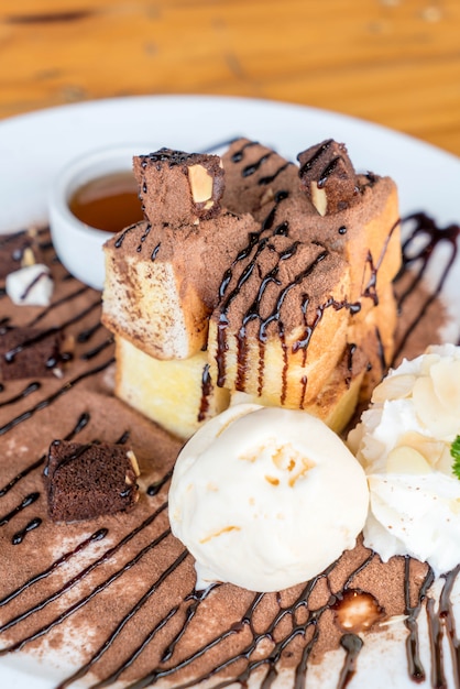 pão torrado com sorvete de baunilha e brownies de chocolate