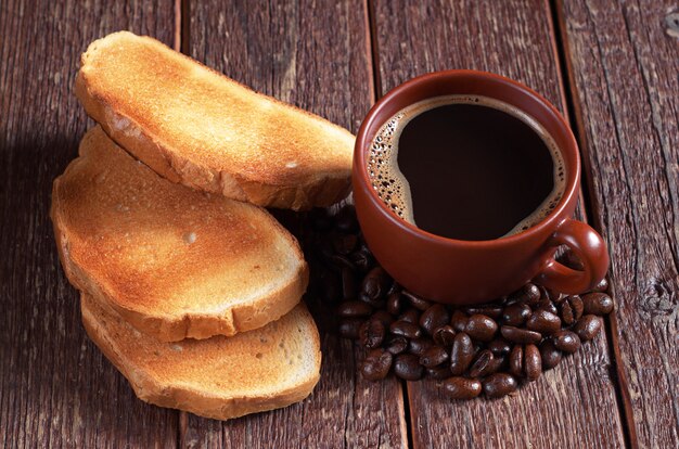 Pão torrado e xícara de café quente