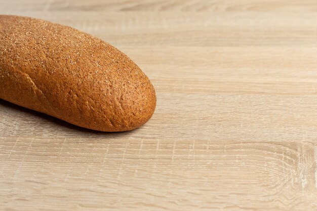 Pão tradicional fresquinho em mesa de madeira