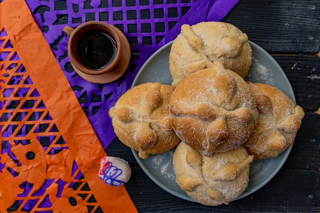 Pão tradicional mexicano dos mortos também conhecido como Pan de Muerto na tradicional mesa mexicana em casa