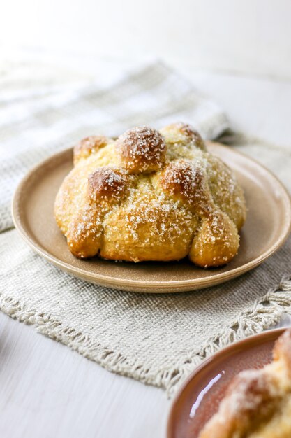 Pão tradicional mexicano, espaço para escrever e fundo branco