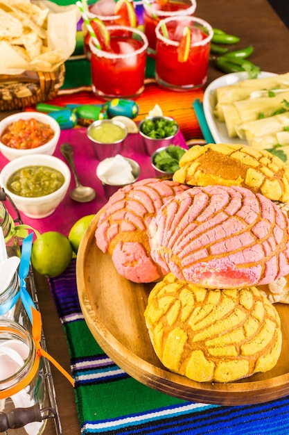 Pão tradicional pan dulche na mesa da festa.