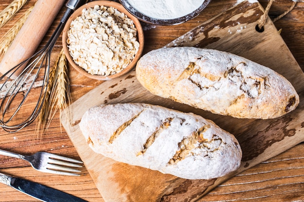 Pão tradicional recém-assado na mesa de madeira pão de aveia