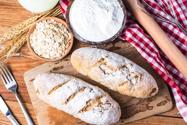 Pão tradicional recém-assado na mesa de madeira Pão de aveia