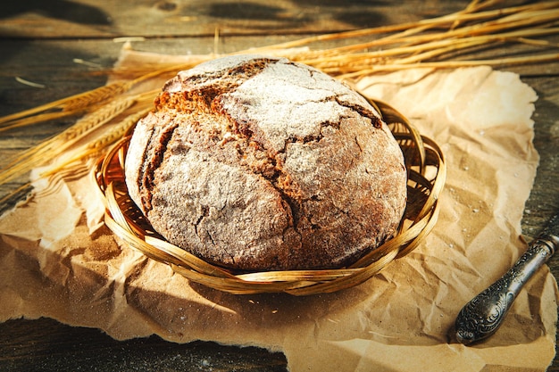 Pão tradicional recém-cozido numa mesa de madeira