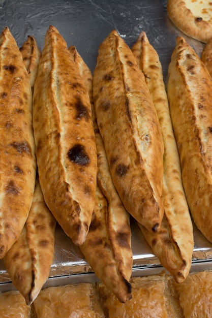 Pão turco coberto com queijo