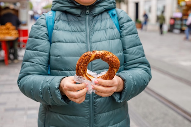 Pão turco simit Bagel assado tradicional na Turquia vendido como comida de rua e comido com chá no café da manhã ou almoço