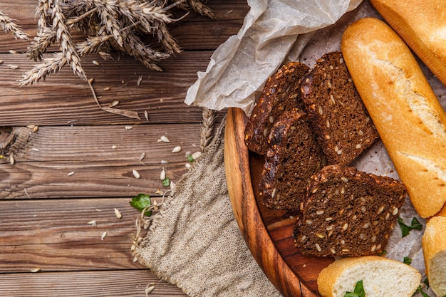 Pão útil em uma tigela de madeira