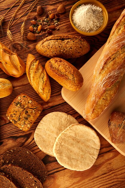 Pão variado mix na mesa de madeira envelhecida dourada