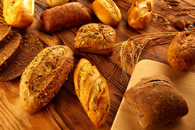 Pão variado mix na mesa de madeira envelhecida dourada