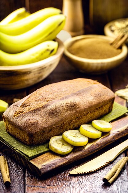 Pão vegano caseiro sem ovos e leite sabor banana adoçado com canela café da manhã vegano sem glúten