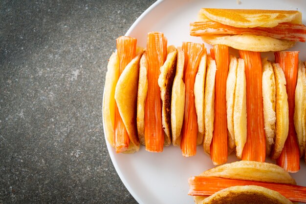 Foto pãozinho caseiro simples com palito de caranguejo