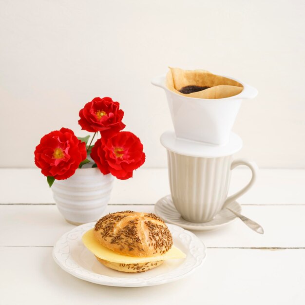 Foto pãozinho com queijo e regue com o café