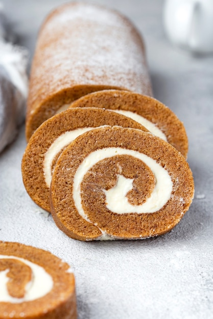 Pãozinho de abóbora com recheio de cream cheese e açúcar de confeiteiro