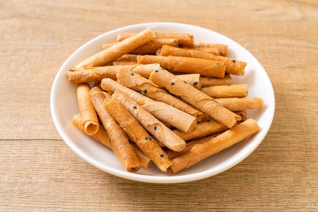 Pãozinho de coco crocante - um tipo de wafer enrolado, uma sobremesa tradicional na Tailândia