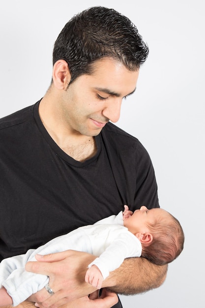 Papá abraza a su bebé recién nacido. Padre amor. Retrato de primer plano de un hombre y su pequeño hijo