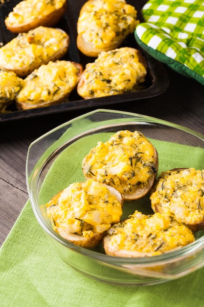 Foto papa al horno rellena con huevos, queso y especias