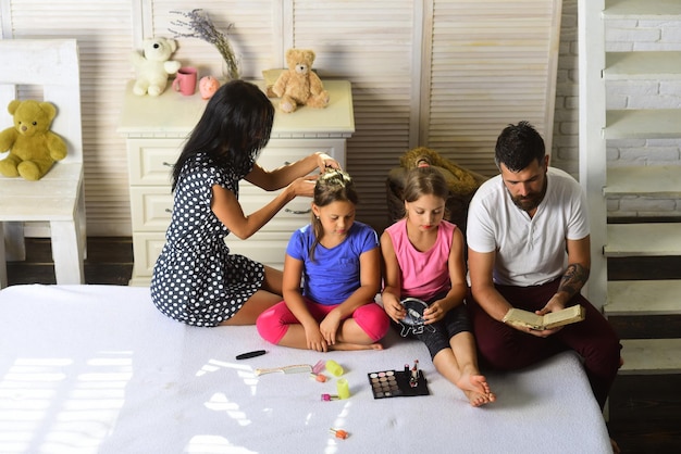 Papá con barba dice que mamá se peina, las niñas se maquillan