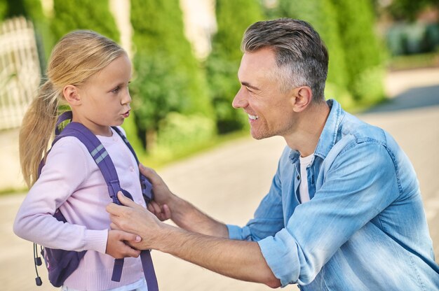 Papa beobachtet und hört seiner kleinen Tochter zu