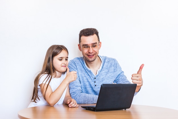 Foto papá e hija aprenden por internet