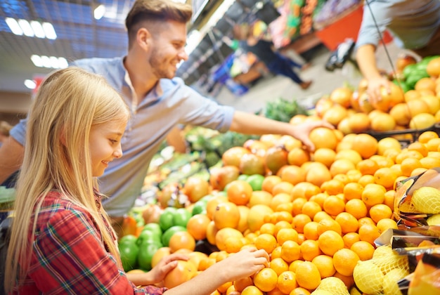 Papá e hija comparando frutas